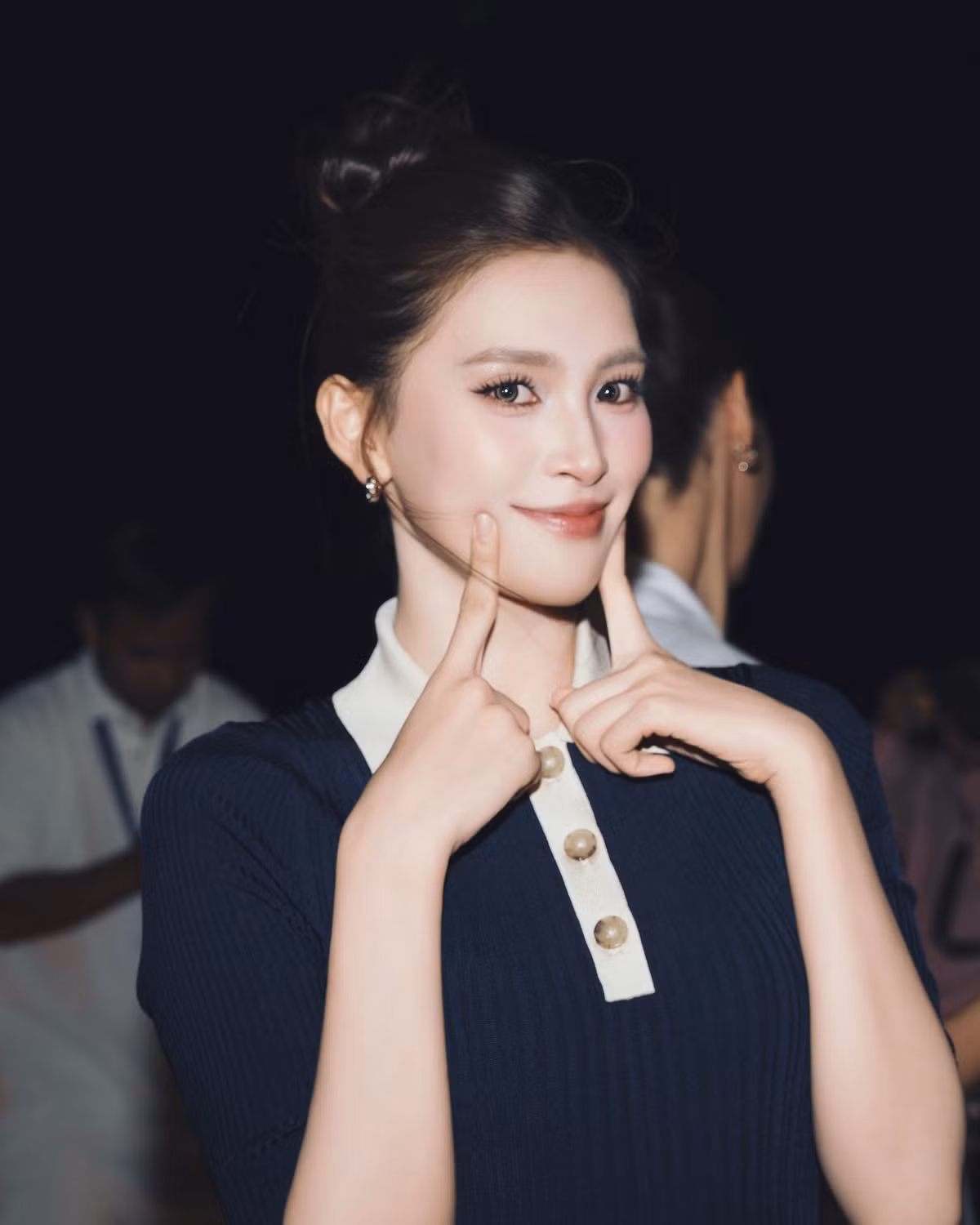 Người đẹp sinh năm 2000 nổi bật với gương mặt thanh tú, đường nét hài hòa, nụ cười rạng rỡ và thần thái tự tin.