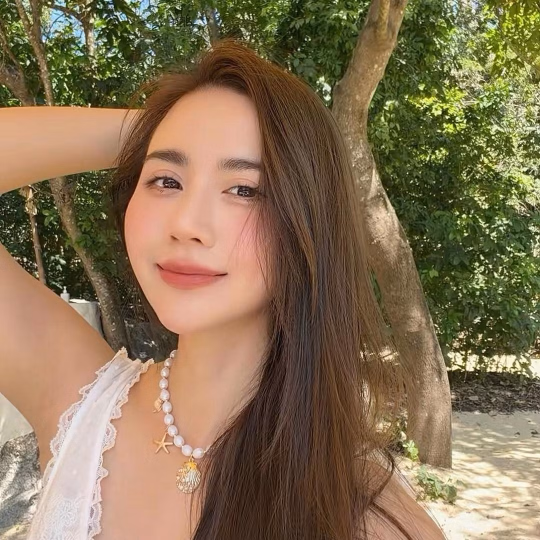 Không chỉ gây ấn tượng bởi body “chuẩn chỉnh”, nữ diễn viên còn ghi điểm với làn da mịn màng và thần thái rạng rỡ trong từng khung hình.
