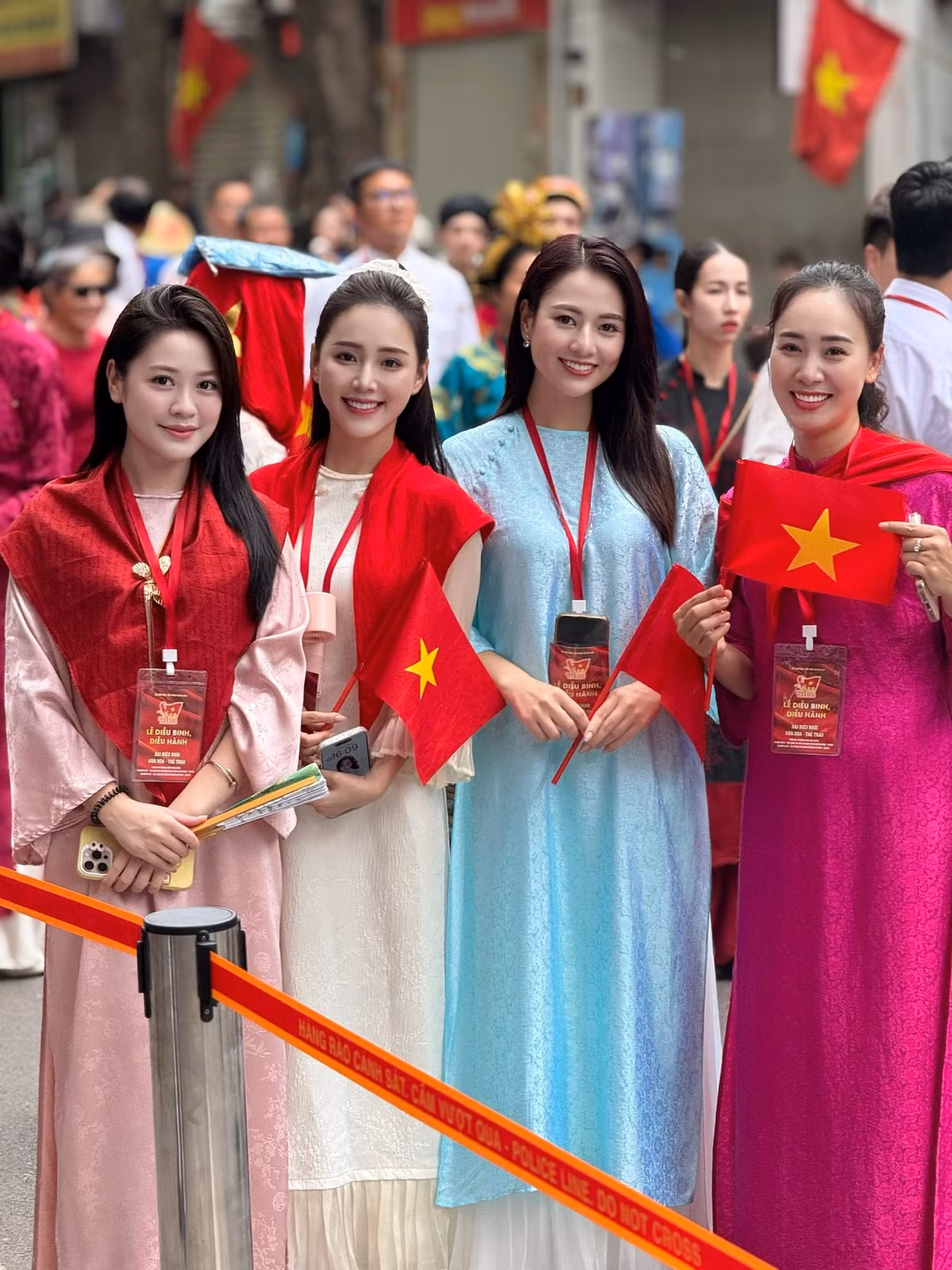 Nhiều khán giả có mặt tại sự kiện dành tặng cho Việt Hoa những lời khen “có cánh”, thậm chí gọi cô là “mỹ nhân xinh đẹp nhất tại sơ duyệt A80”.