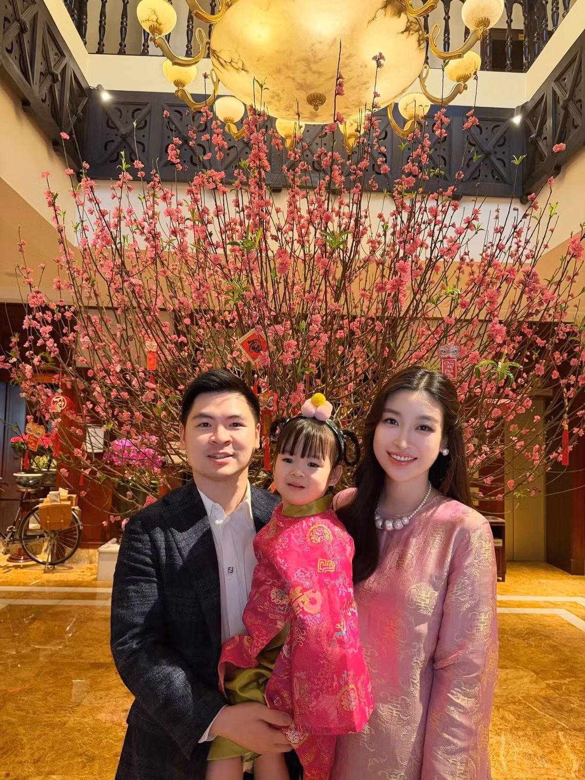 Một trong những điểm khiến Đỗ Mỹ Linh duy trì được thiện cảm sau nhiều năm là nền tảng tri thức. Cô tốt nghiệp Đại học Ngoại thương và từng thử sức ở nhiều lĩnh vực như MC, biên tập viên truyền hình. Ảnh: FB Đỗ Mỹ Linh