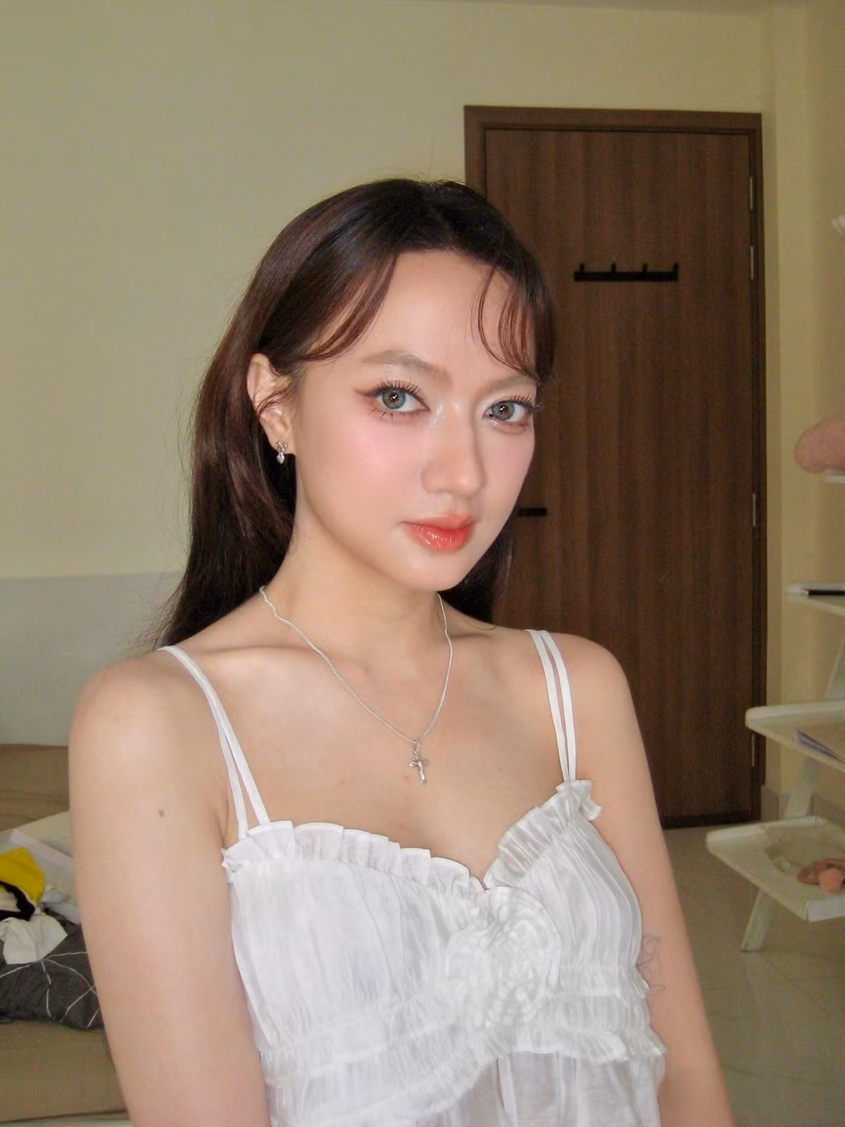 Trong lúc sự nghiệp đang thăng hoa, Xuân Nghi quyết định tạm ngừng sự nghiệp ca hát và sang Mỹ du học năm 16 tuổi.