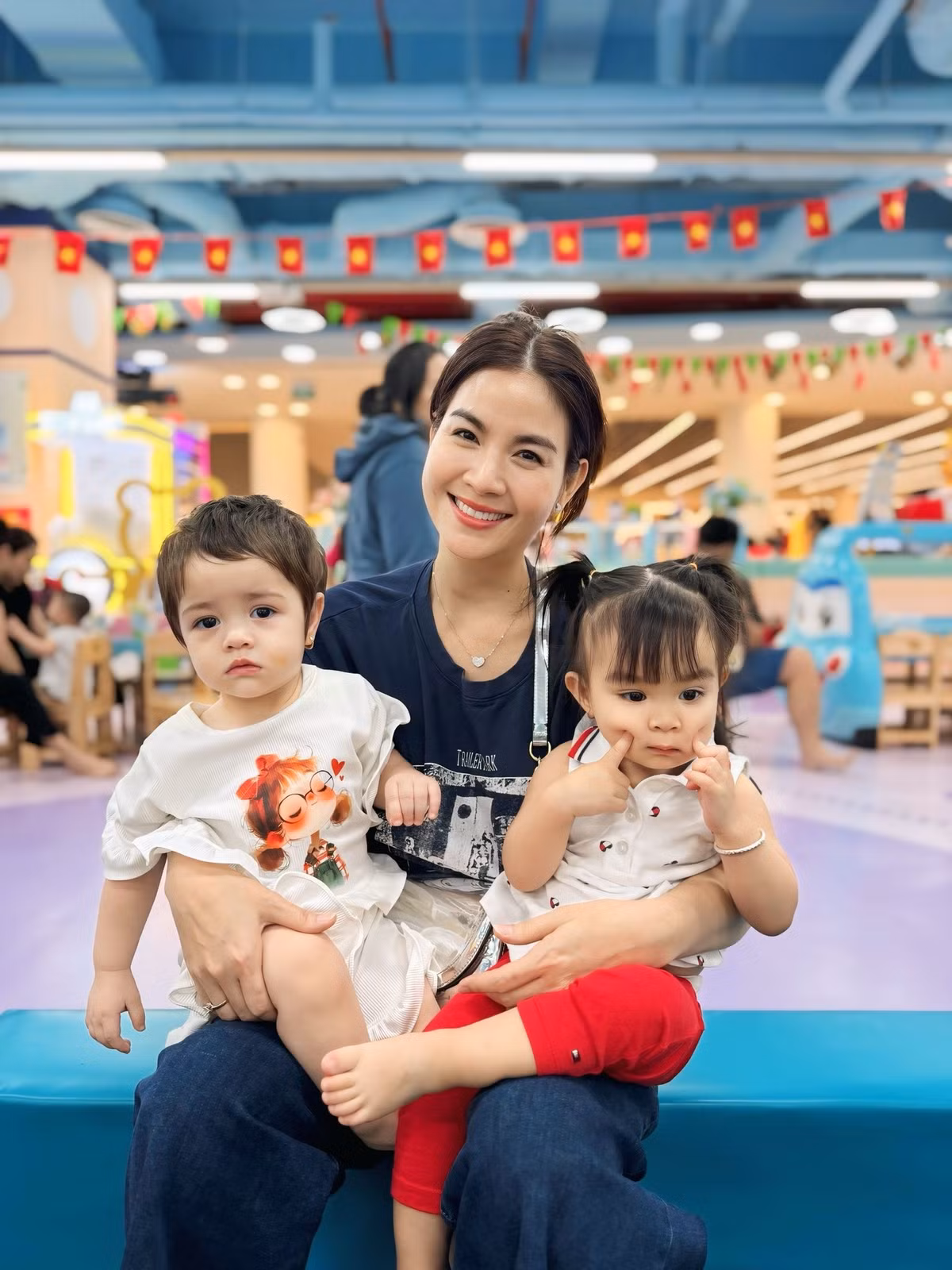 Kha Ly một mình chăm cả con gái Lita và bé Julia. Ảnh: FB Lại Thị Kha Ly