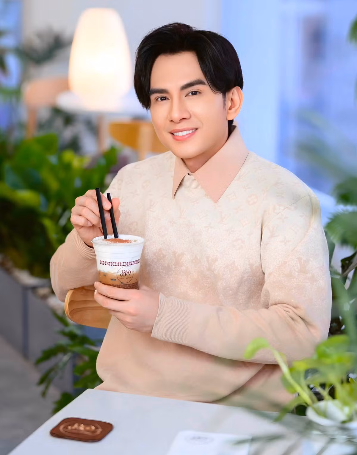 Bên cạnh mái tóc kinh điển, Đan Trường cũng linh hoạt thay đổi hình ảnh bằng các kiểu tóc undercut hoặc tóc dựng phồng. Những lựa chọn này mang đến vẻ ngoài năng động, trẻ trung, đồng thời cho thấy sự chủ động làm mới bản thân của nam ca sĩ. Ảnh: FB Đan Trường