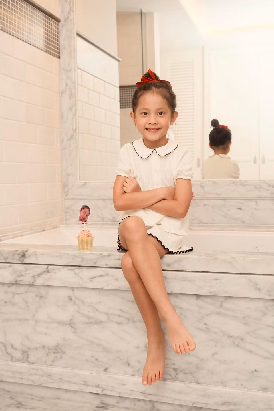 Bé Lisa ngày càng lớn phổng phao, có thân hình mảnh mai và đôi chân được khen là "người mẫu tương lai".