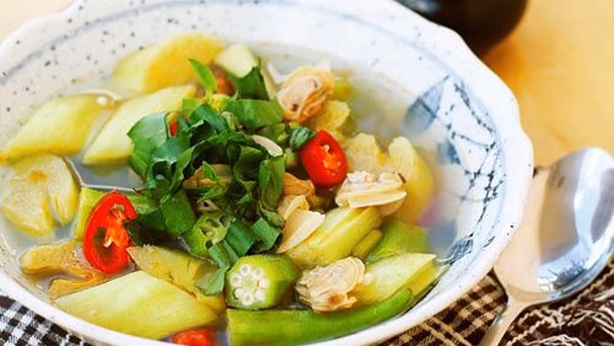 Từ một loại cây dân dã, dọc mùng đã trở thành nguyên liệu quen thuộc trong nhiều món ăn của người Việt. Loại rau này có thể góp phần làm phong phú thực đơn, bổ sung nước và một số vi chất. Để sử dụng an toàn, người nội trợ cần chọn bẹ tươi, sơ chế đúng cách, nấu chín kỹ và ăn với lượng phù hợp. Ảnh: Điện máy XANH