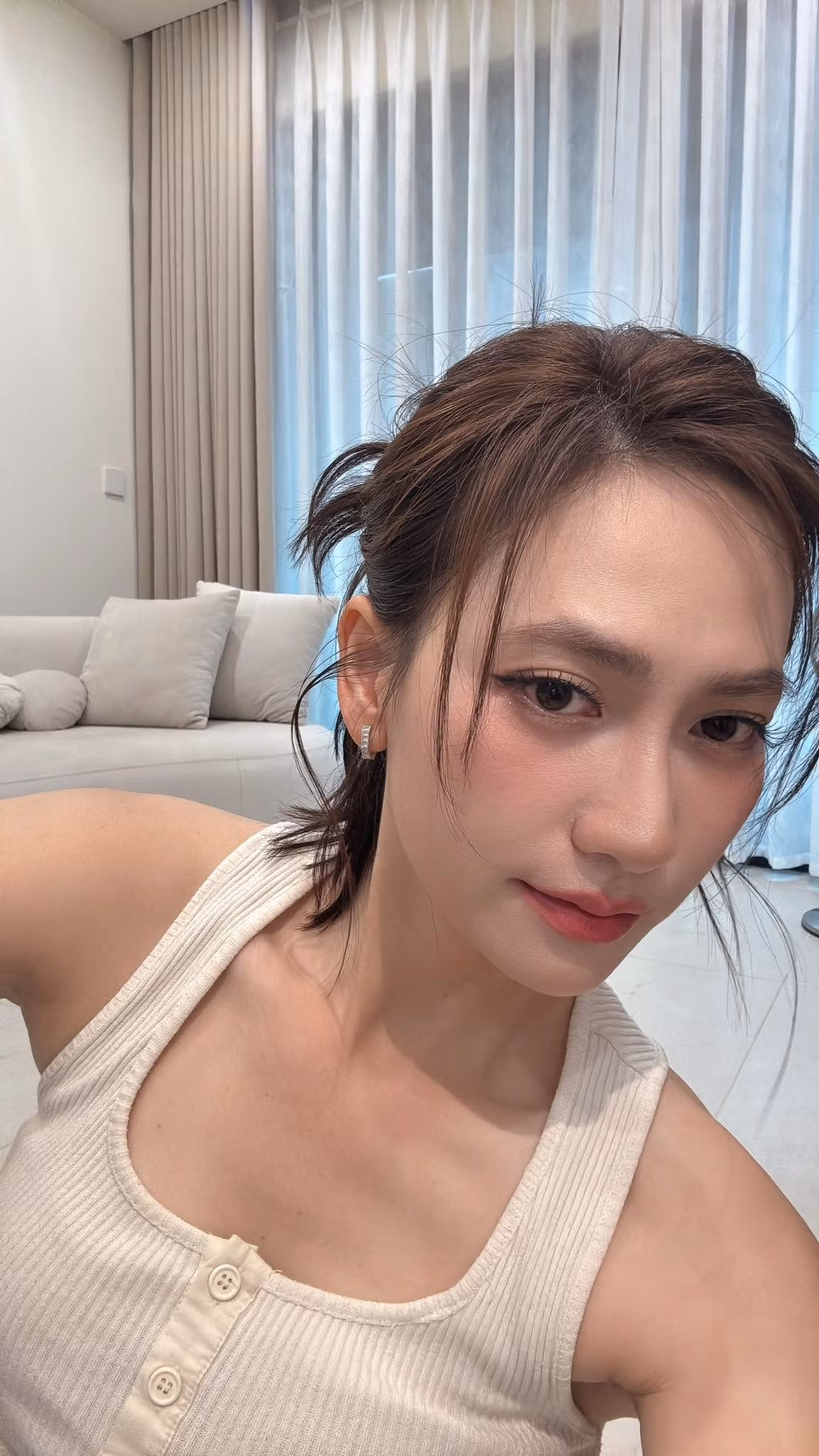 Nữ diễn viên cũng trở thành gương mặt đắt show sự kiện, đóng quảng cáo.