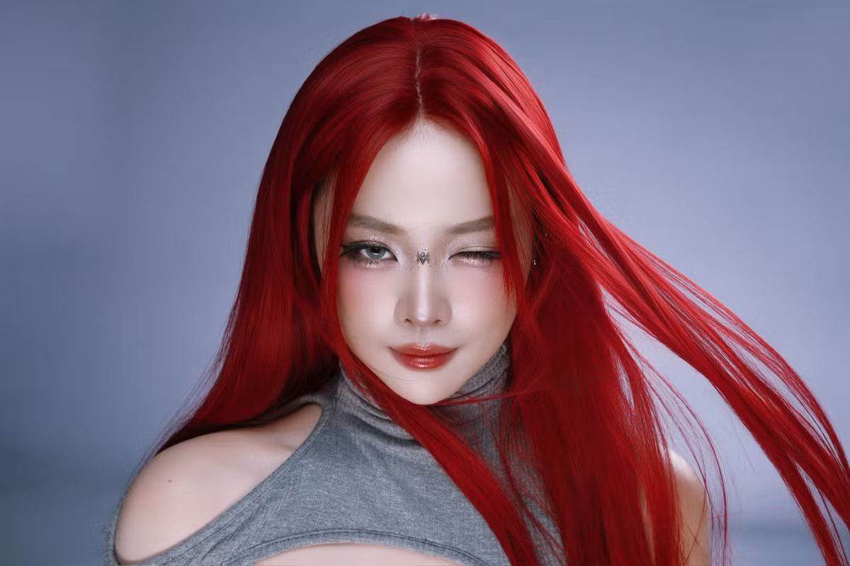 Mie đã khéo léo kết hợp mái tóc nổi bật với bộ trang phục mang đậm phong cách cool ngầu. Ảnh: FB DJ Mie