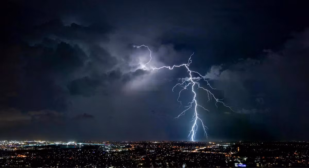 why-lightning-never-strikes-straight-the-surprising-science-behind-each-bolt.jpg