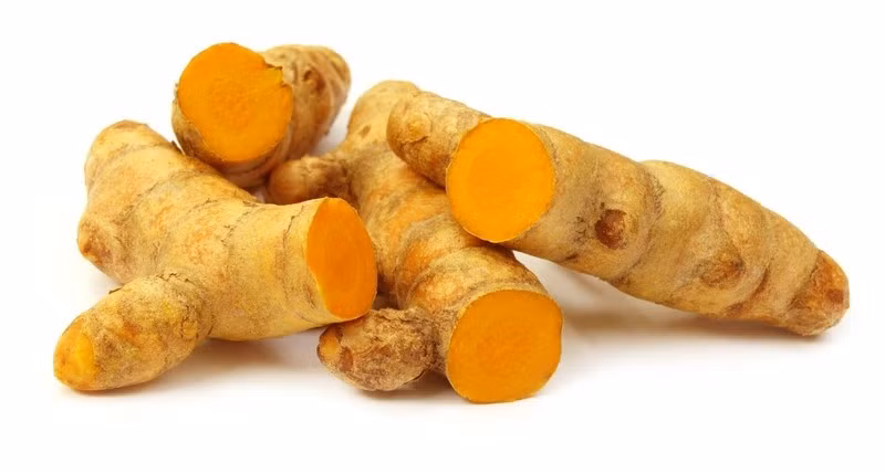 Một loại gia vị quen thuộc cũng mang lại nhiều lợi ích cho não bộ là nghệ. Hoạt chất curcumin trong nghệ có đặc tính chống viêm và chống oxy hóa mạnh. Một số nghiên cứu cho thấy curcumin có thể hỗ trợ cải thiện trí nhớ và giảm các yếu tố liên quan đến suy giảm nhận thức. Ảnh: Nhà thuốc Long Châu
