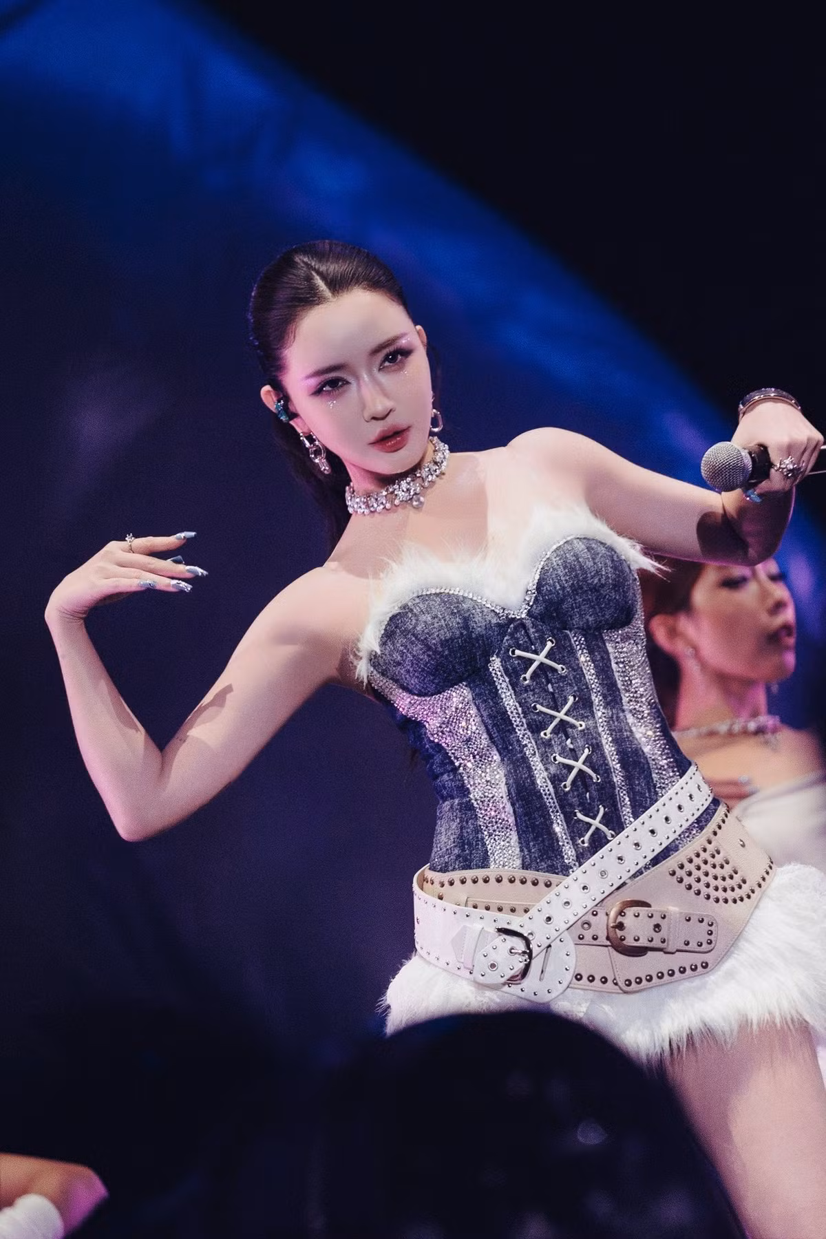 Nhan sắc của nữ ca sĩ được nhận xét là ngày càng thăng hạng, không chỉ nhờ ngoại hình mà còn bởi sự tự tin và bản lĩnh sân khấu được tích lũy qua nhiều năm hoạt động nghệ thuật.