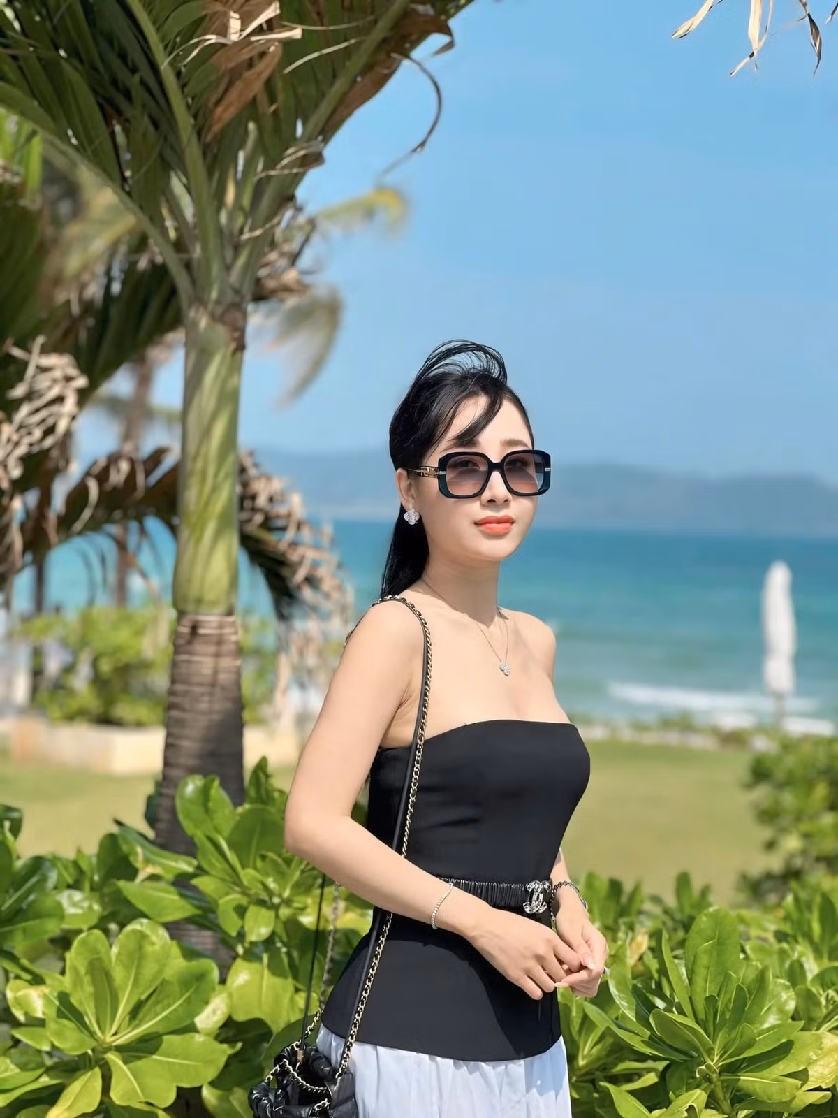 Dù là đi biển, dạo phố hay dự sự kiện, cô đều khéo léo lựa chọn trang phục tôn lên vóc dáng. Ảnh: FB Nguyễn Thuỳ Anh