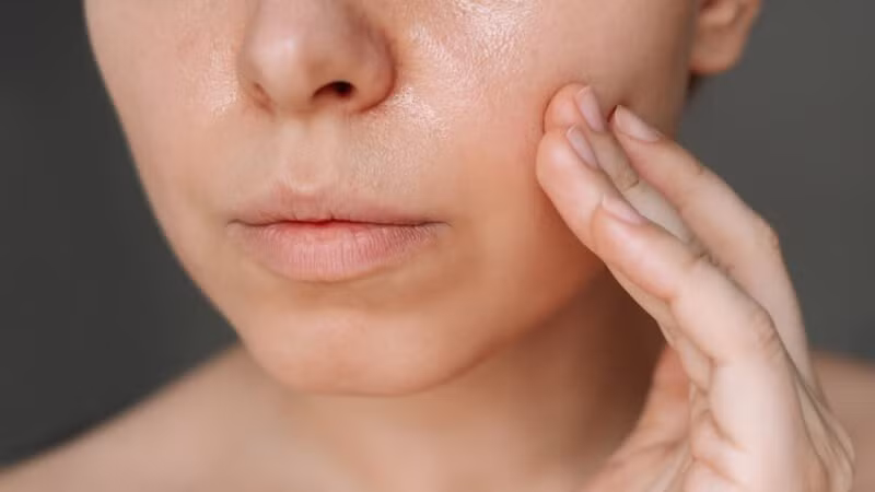Sử dụng kem lót phù hợp để giúp bề mặt da phẳng mịn, hạn chế đổ dầu trong ngày.