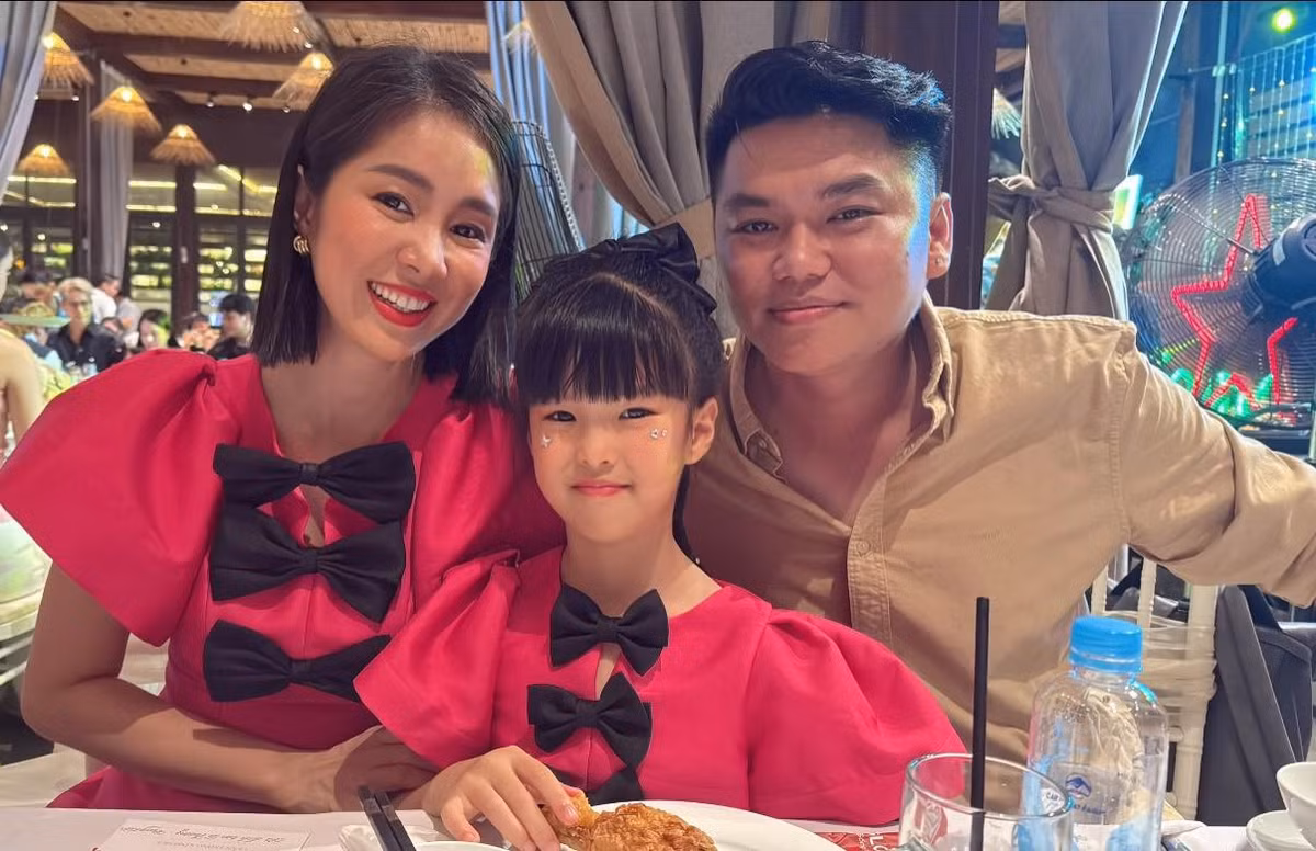 Ngoài công việc nghệ thuật, vợ chồng cô dành nhiều thời gian đưa các con đi du lịch, trải nghiệm cuộc sống ở nhiều nơi.