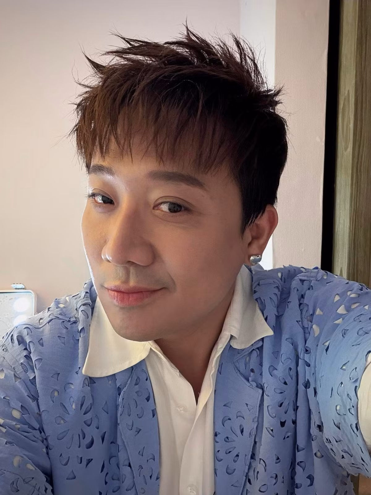 MC Trấn Thành selfie khoe gương mặt góc cạnh, tự hào đã giảm đáng kể cân nặng. Ảnh: FB Trấn Thành