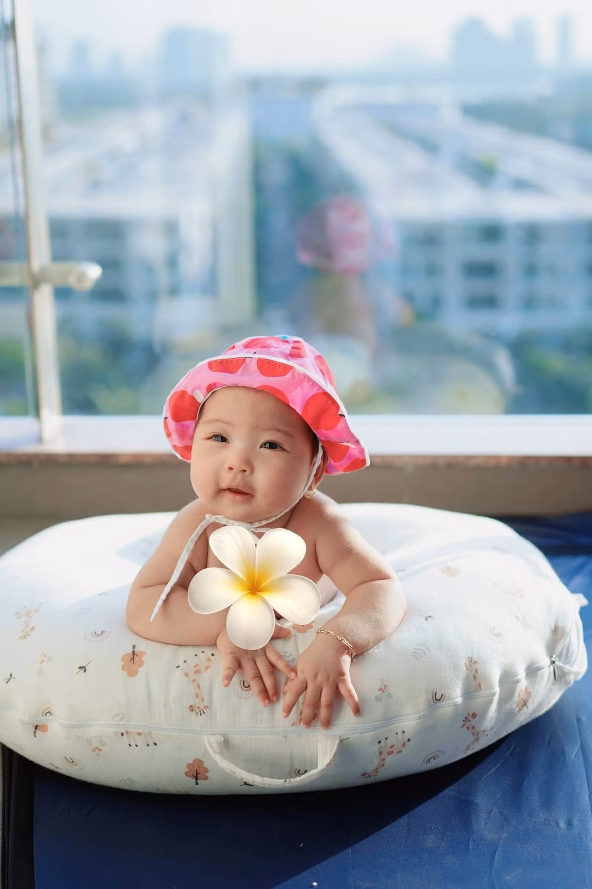 Biểu cảm ngộ nghĩnh của con gái hoa hậu H'Hen Niê khi tắm nắng được nhiều khán giả yêu thích. Ảnh: FB H'Hen Niê