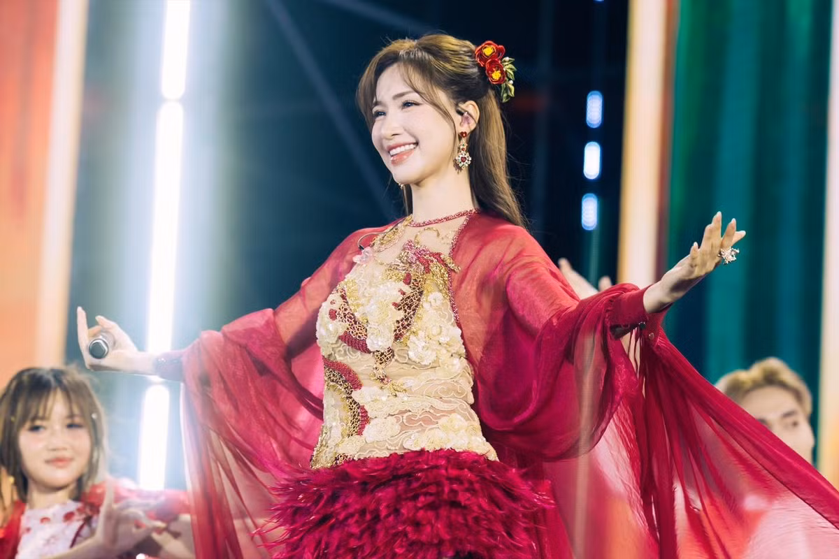 Ca sĩ Hoà Minzy xinh đẹp lộng lẫy biểu diễn ở Đà Nẵng. Ảnh: FB Hòa Minzy