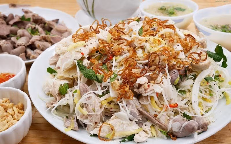 Gỏi gà bắp cải: Gà luộc xé sợi trộn cùng bắp cải, rau răm, hành phi và nước mắm chua ngọt. Giòn, thơm và cực kỳ bắt vị.