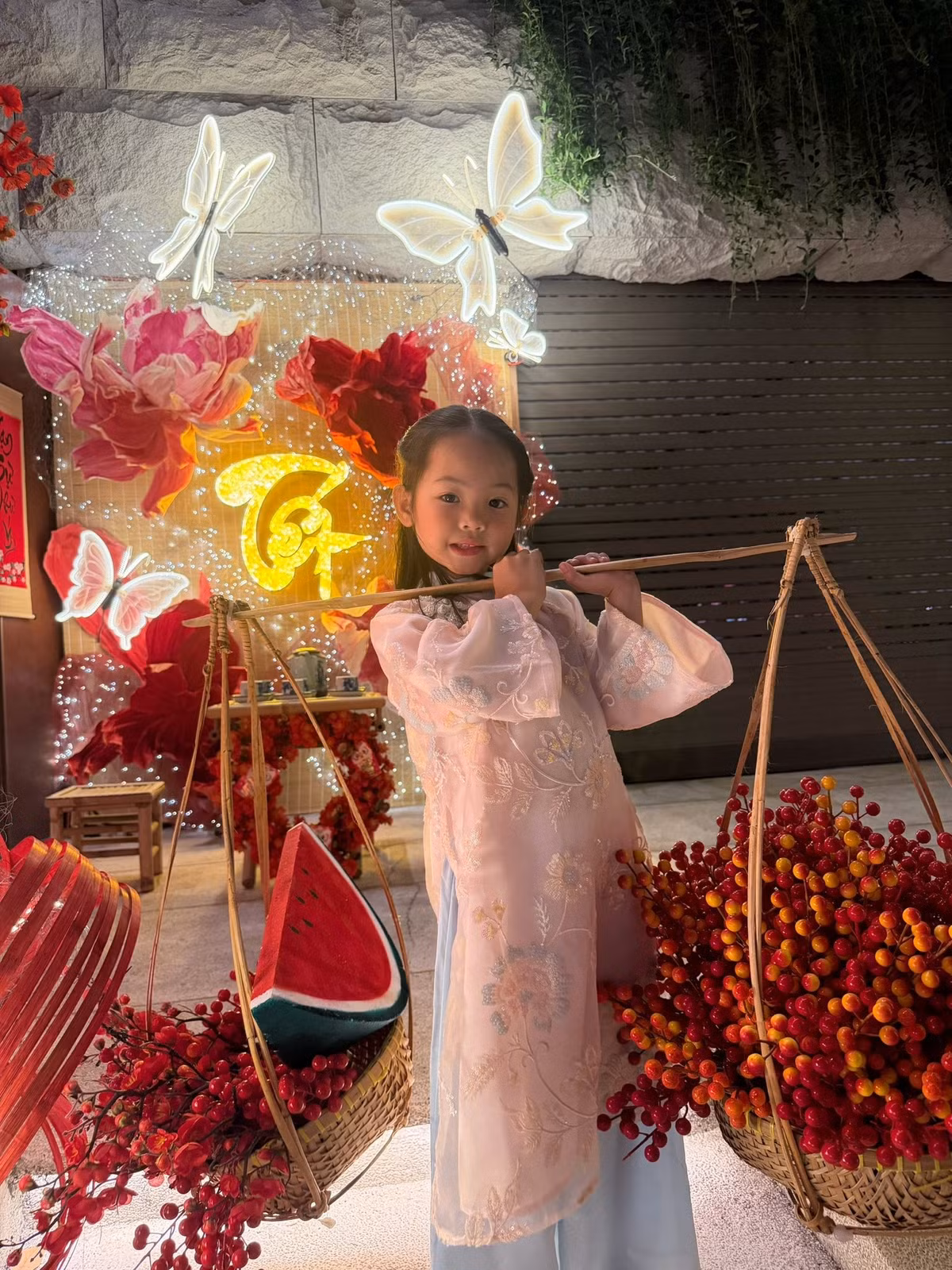 Trong bộ áo dài ngày Tết, Suchin toát lên vẻ đáng yêu, dịu dàng nhưng vẫn không thiếu nét lanh lợi đúng tuổi.