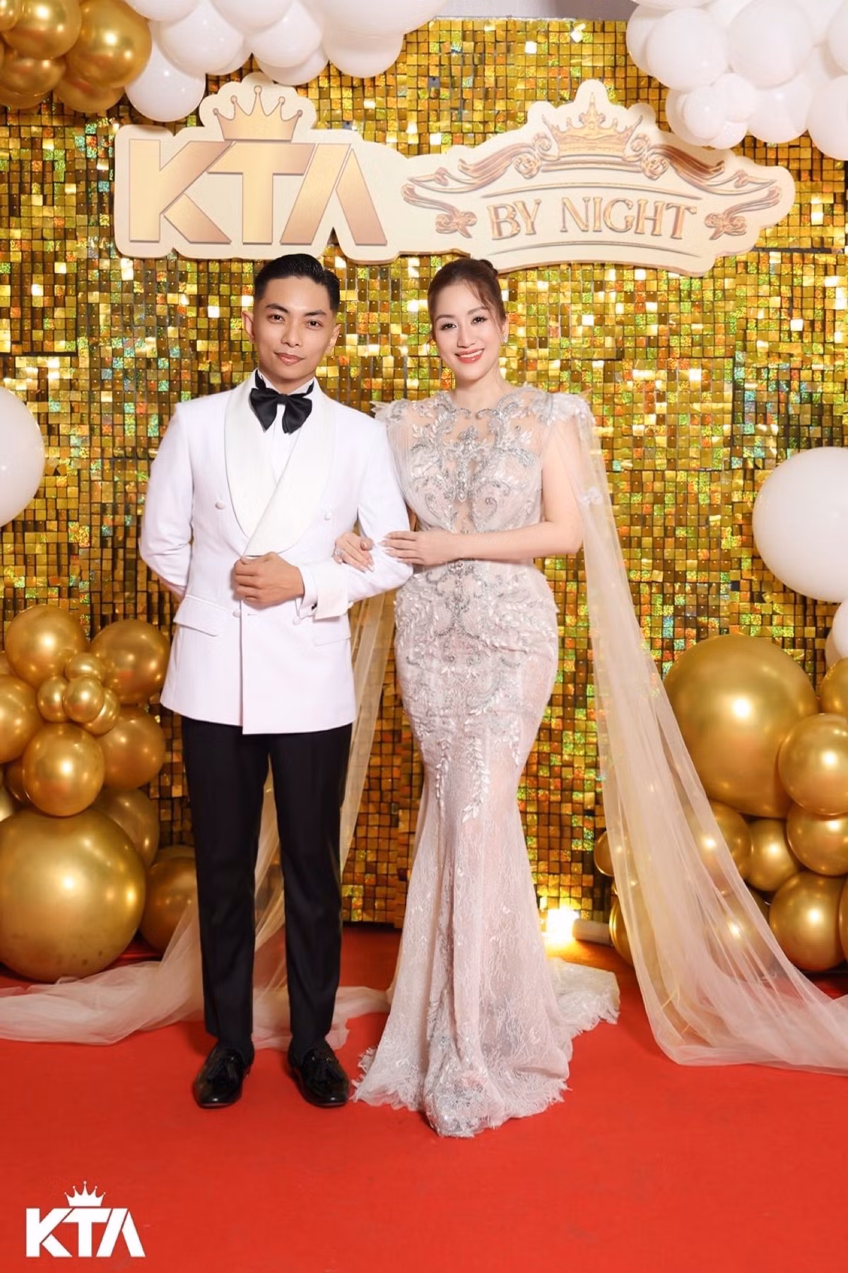 Vợ chồng Khánh Thi - Phan Hiển tình tứ ở buổi tiệc cuối năm. Ảnh: FB Khanh Thi Phan Hien