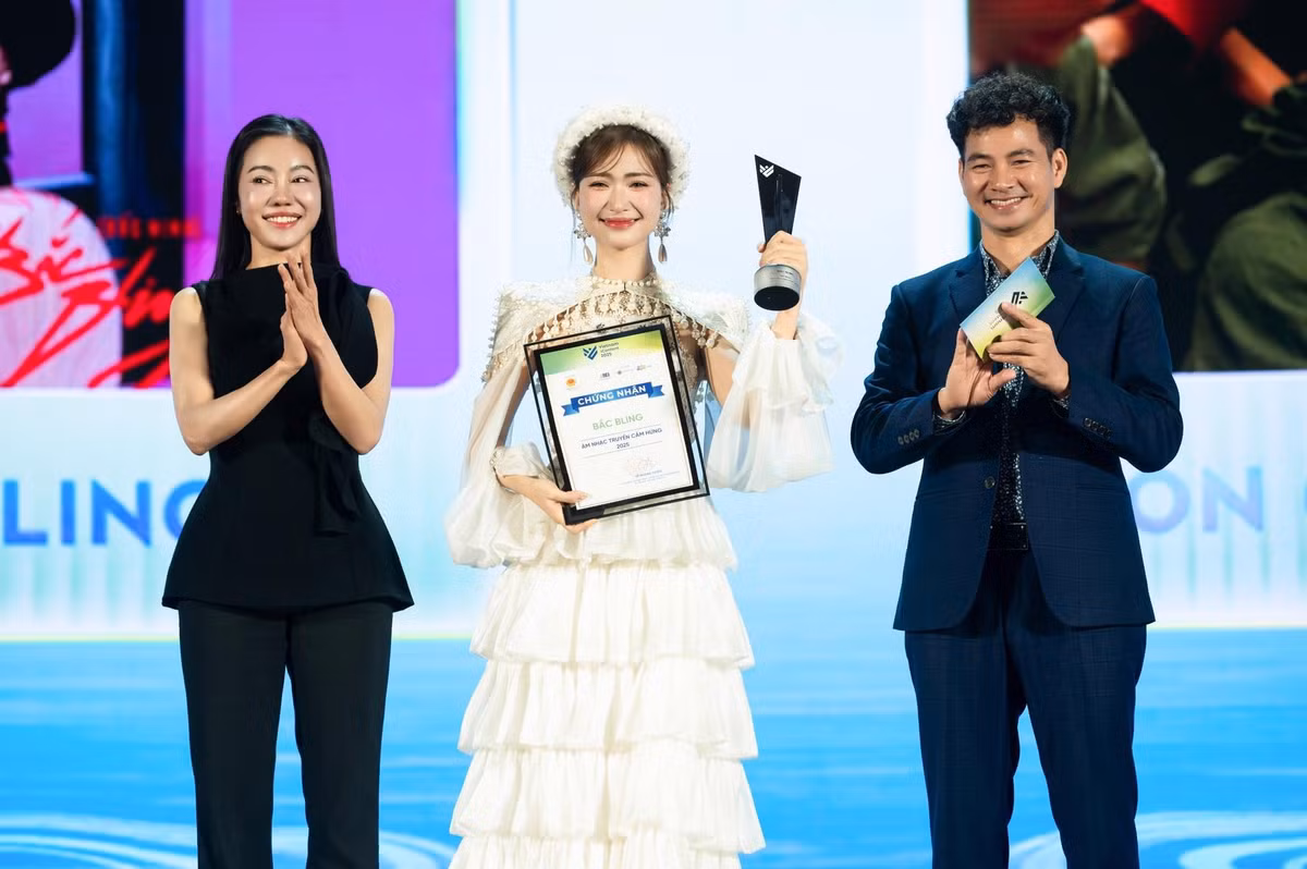 Ca sĩ Hoà Minzy nhận 2 giải tại Vietnam iContent Awards 2025. Ảnh: FB Hòa Minzy