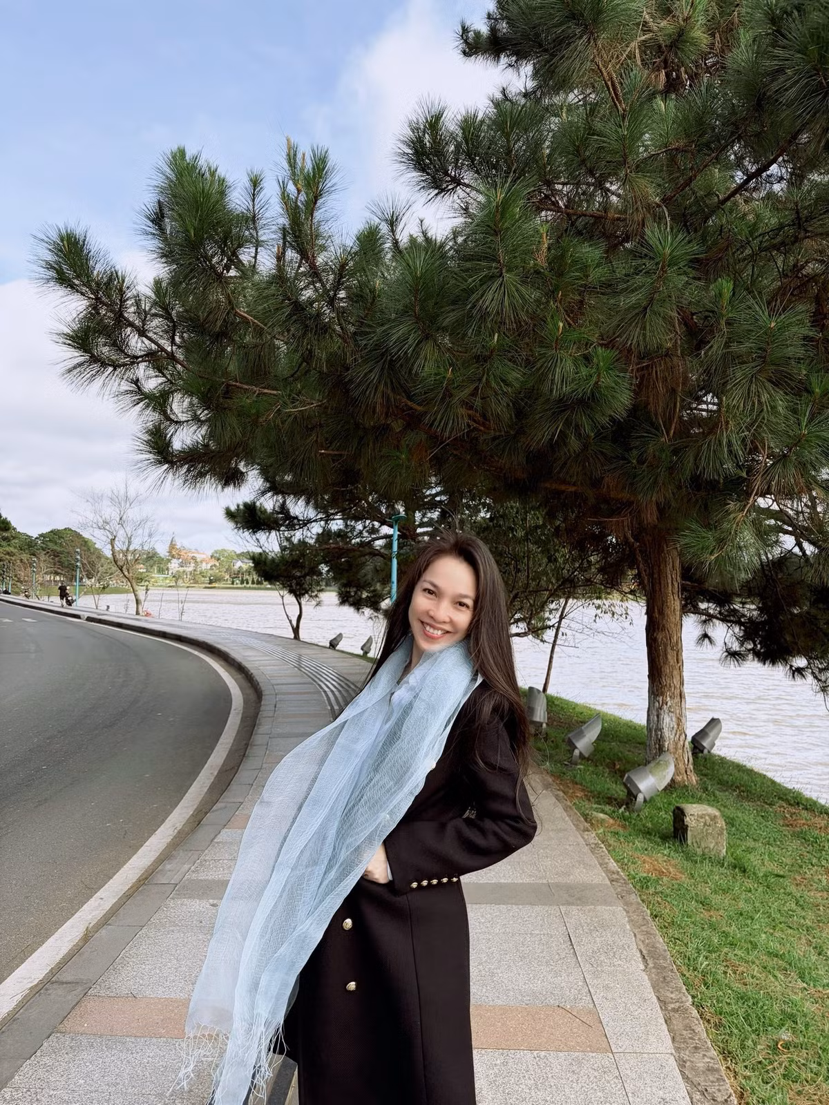 Ca sĩ Hiền Thục thả dáng bên hồ, khoe nhan sắc rạng ngời. Ảnh: FB Nguyễn Thị Hiền Thục