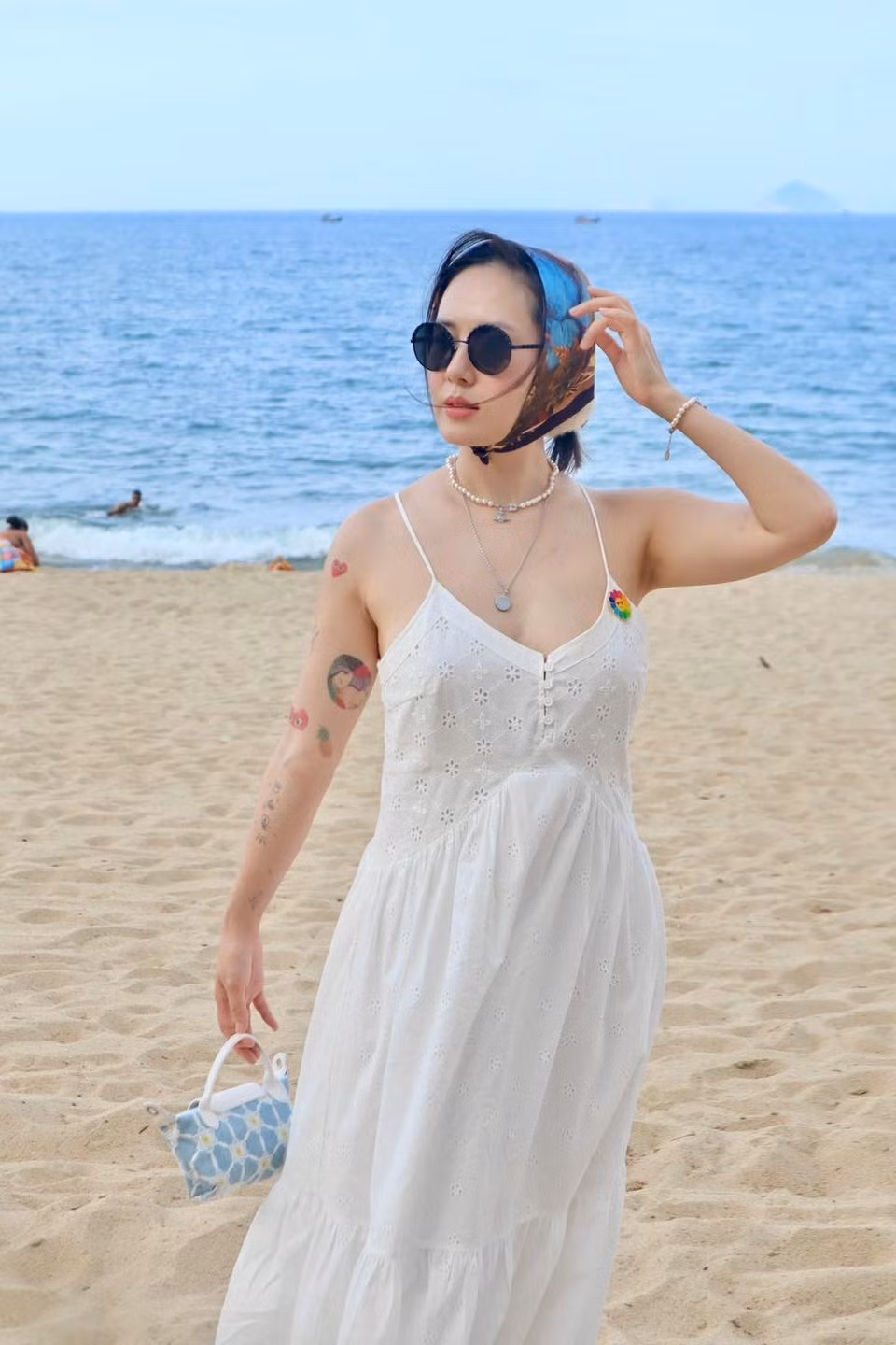 Ở tuổi ngoài 40, Phương Linh tận hưởng cuộc sống thư thái, nhẹ nhàng. Ca sĩ thường xuyên đi du lịch ở nhiều quốc gia, ăn các món đặc sản những nơi cô đến hay tậu các túi xách, phụ kiện thời thượng. Ảnh: FB Tran Phuong Linh