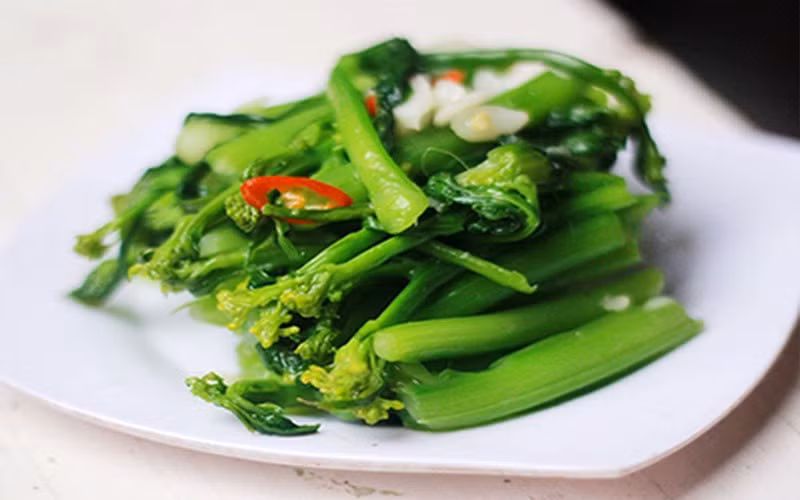 Với hàm lượng năng lượng không cao, cải ngồng có thể giúp tăng lượng rau trong bữa ăn mà không làm tăng quá nhiều năng lượng, tùy cách chế biến. Chị em có thể kết hợp loại rau này với cá, trứng, thịt nạc, đậu phụ hoặc các loại đậu để bổ sung protein. Ảnh: Bách hoá XANH