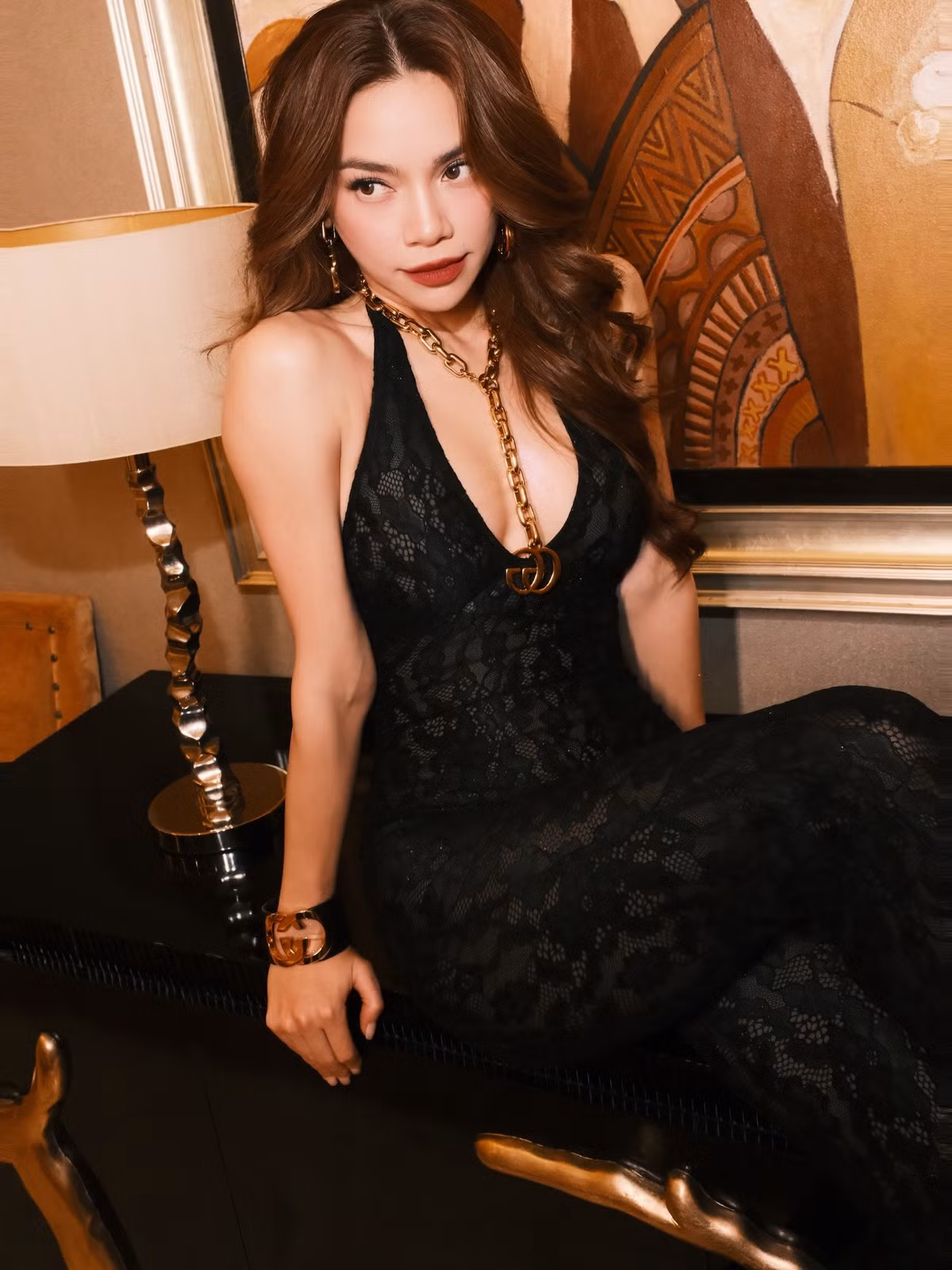 Trong lần đi diễn mới nhất, nữ ca sĩ Hồ Ngọc Hà gây chú ý với bộ trang phục ren màu đen ôm sát cơ thể.