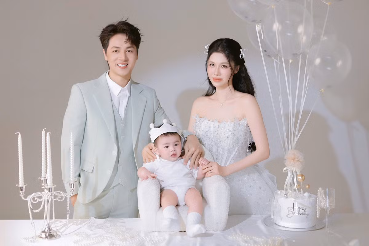 Ca sĩ Đăng Khôi chụp bộ ảnh gia đình dịp sinh nhật Thủy Anh. Ảnh: FB Thuy Anh Le