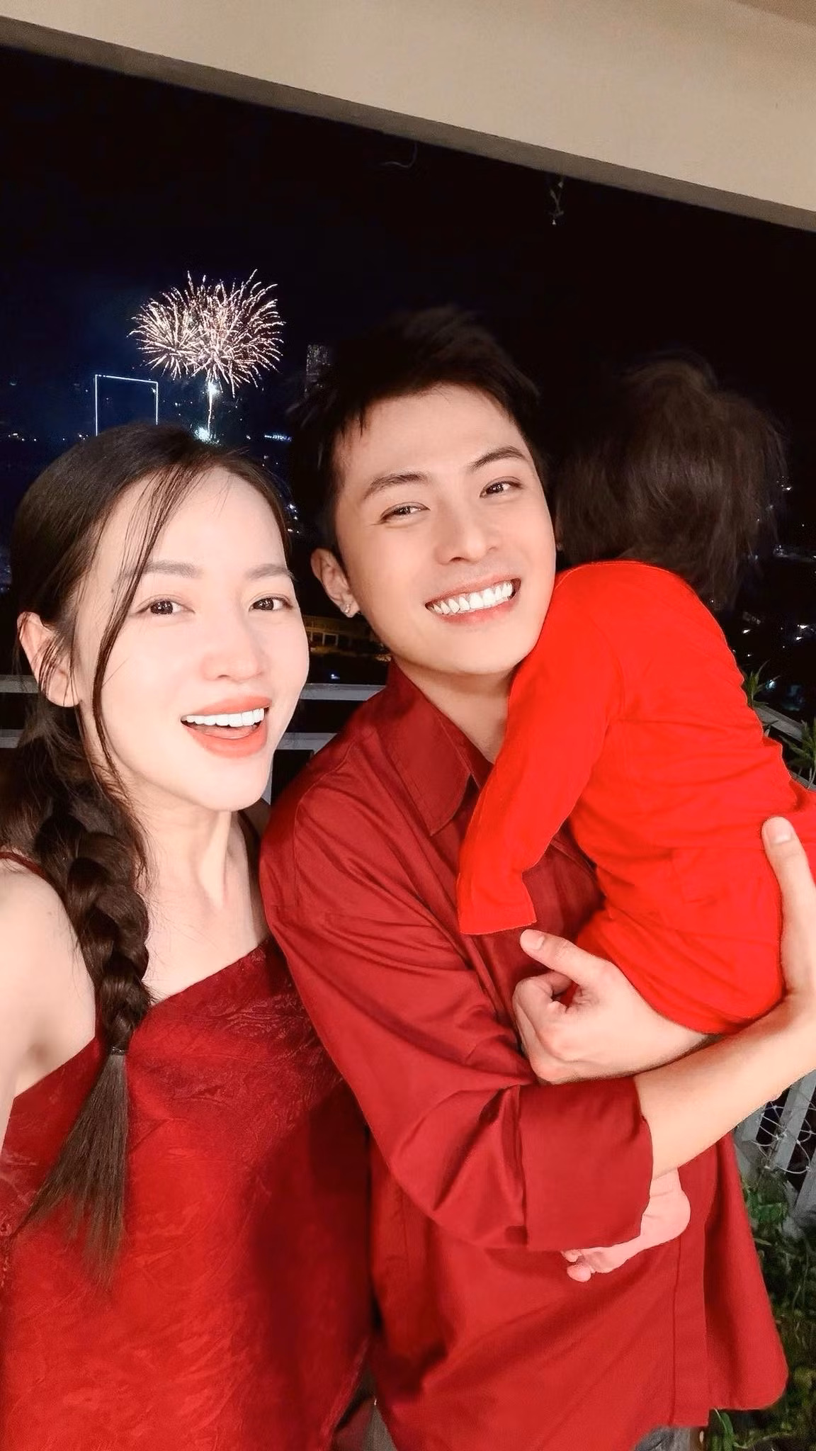 Puka sinh năm 1989, hơn Gin Tuấn Kiệt 4 tuổi. Cô diễn xuất ở sân khấu kịch và nhiều tác phẩm truyền hình hay điện ảnh. Trong khi đó, Gin Tuấn Kiệt phát triển song song hoạt động âm nhạc và diễn xuất.