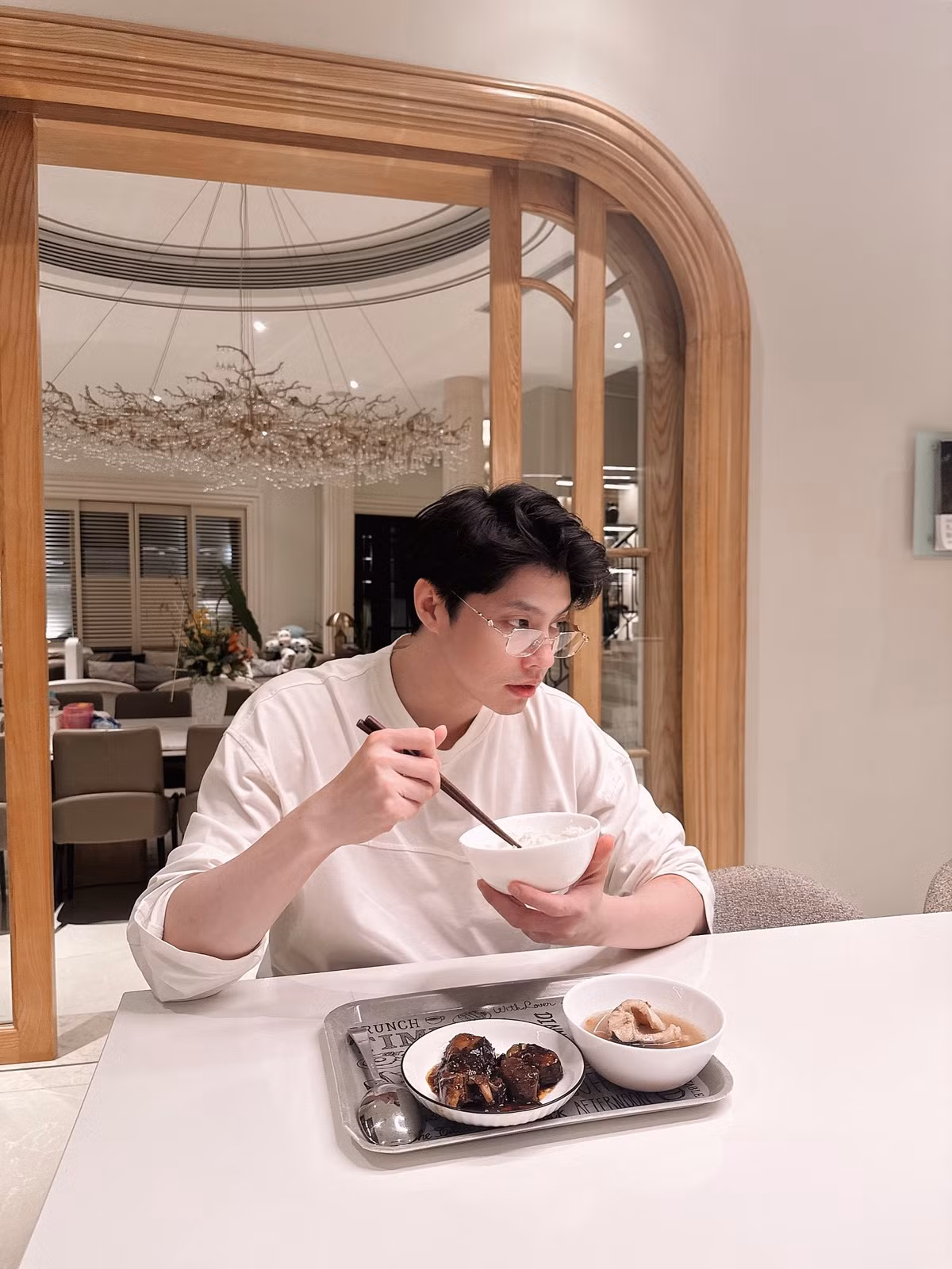 Lời “thả thính” dễ thương này nhanh chóng khiến cộng đồng mạng thích thú, vừa bật cười vừa trêu chọc giọng ca sinh năm 1988.