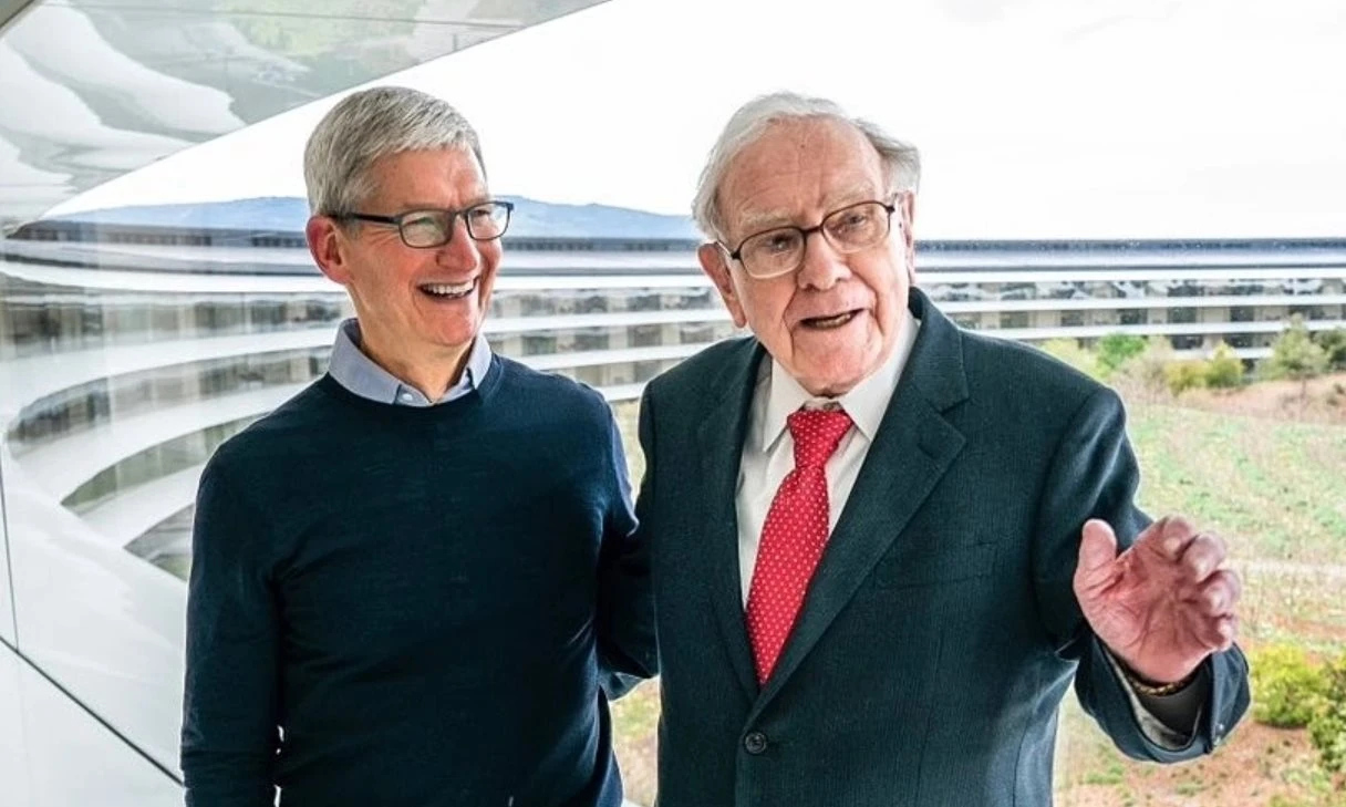 Buffett tri ân Tim Cook, Apple mang về 150 tỷ USD
