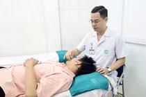 Nguy cơ liệt mặt mùa hè do chủ quan, dùng điều hòa sai cách
