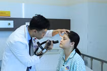 Mắt không khép kín do u nhầy xoang sàng âm thầm gây lồi mắt, nhìn lệch