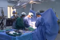 Trẻ 15 tuổi chống tay vào tủ quần áo, kính vỡ cắt đứt lìa động mạch tay
