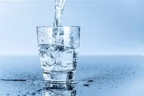 Bác sĩ cảnh báo sai lầm uống nước giải nhiệt mùa nắng nóng