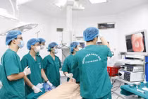 Viêm phổi tái phát, phát hiện mảnh răng sâu trong phế quản trẻ 6 tuổi