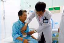 Nuốt mảnh xương dài 4cm gây thủng dạ dày, nhiễm trùng huyết