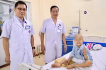 Thay khớp tăng trưởng nhân tạo cho bé 6 tuổi mắc ung thư xương 