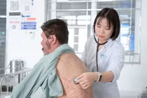 Ban rải rác toàn thân do dùng thuốc Phenylbutazone không rõ nguồn gốc