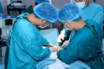 Cứu sống du khách nước ngoài bị vỡ lách, thận sau tai nạn giao thông