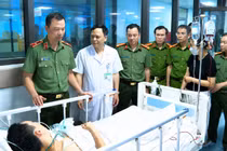 Chạy đua giành sự sống cho cảnh sát trọng thương khi làm nhiệm vụ 