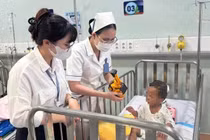 Nỗ lực cứu chữa bé 2 tuổi bị bạo hành nghiêm trọng
