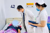 Ho ra máu đỏ tươi, người đàn ông 49 tuổi phát hiện lao phổi, viêm phổi