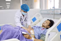Đau bụng dữ dội trên đường, người đàn ông được công an hỗ trợ đưa đi cấp cứu