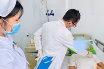 Cụ ông COPD lơ mơ, thở yếu vì tràn khí màng phổi