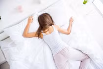 Nằm sấp khi ngủ- nhiều bất lợi cho hệ cơ xương khớp, hô hấp