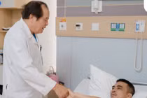 Đập ngực vào lan can, người đàn ông gãy 5 xương sườn, tràn máu màng phổi