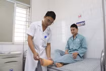 Phẫu thuật chuyển vạt che phủ khuyết phần mềm vùng gót chân do bỏng xe máy