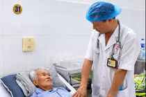 Sỏi ống mật chủ tái phát lần 3, cụ ông 74 tuổi được phẫu thuật thành công